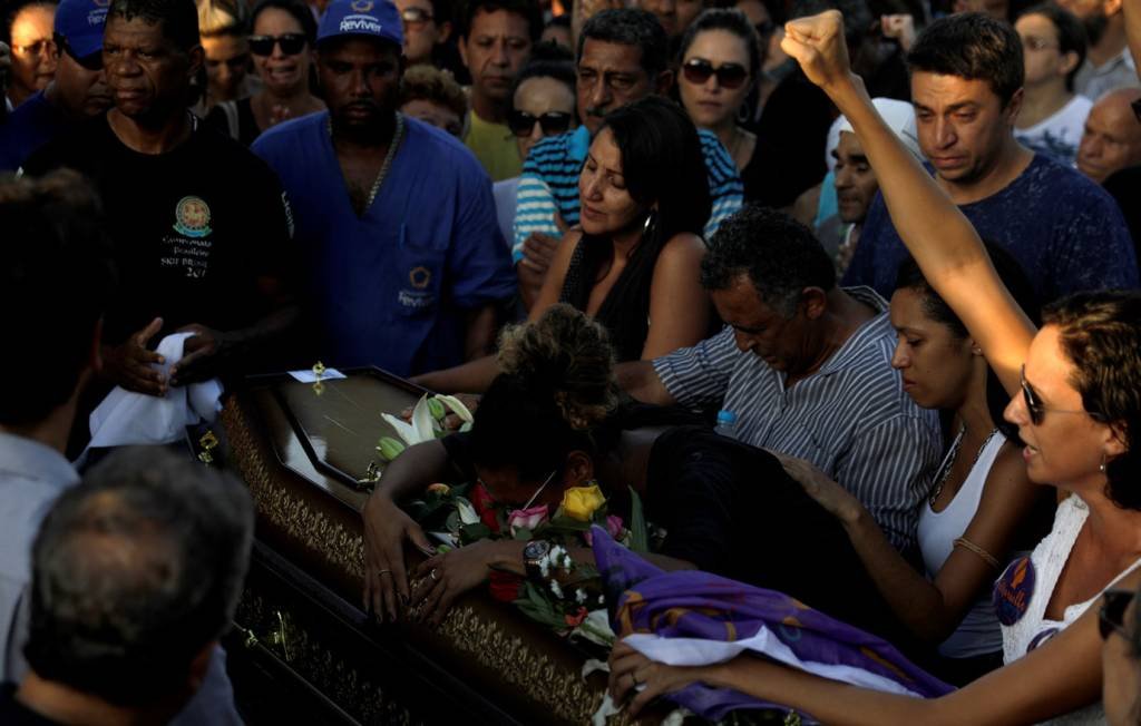 Sob aplausos e protestos, corpo de Marielle é sepultado no Rio