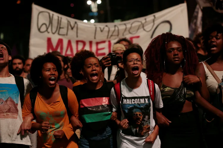 Pessoas marcham em ato pela memória de Marielle Franco em São Paulo  (Leonardo Benassatto/Reuters)