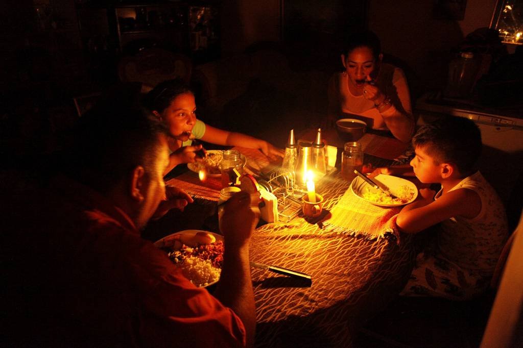 Venezuela inicia racionamento de energia após interrupções