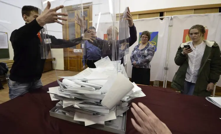 Eleição na Rússia: Membros de uma comissão local esvaziam urna antes de contar os votos em Vladivostok. 18 de março de 2018. Foto: REUTERS/Yuri Maltsev (Yuri Maltsev/Reuters)