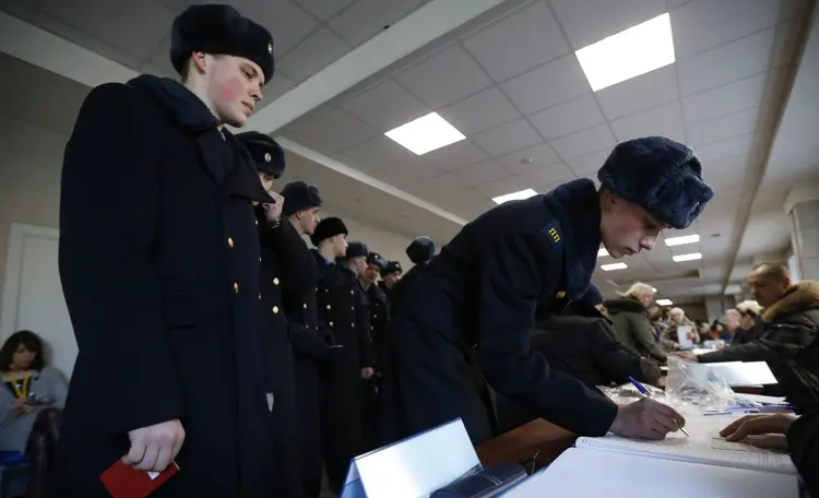 Servidores do regimento presidencial votam durante a eleição para presidente na Rússia. 18 de março de 2018. Foto: REUTERS/David Mdzinarishvili (David Mdzinarishvili/Reuters)