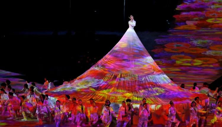 Encerramento: A cerimônia começou uma mistura de danças tradicionais com vários artistas sobre o palco e percussionistas cegos que conquistaram o público com o ritmo. (Paul Hanna/Reuters)