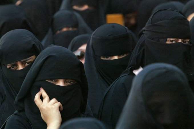 Mulheres sauditas não precisam usar abaya, diz príncipe