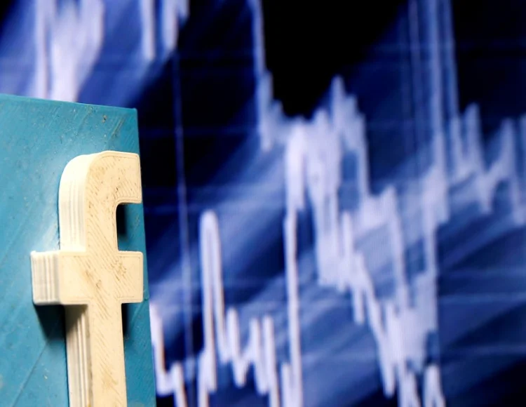 Facebook: anúncio vem a público após a revelação de que a consultoria Cambridge Analytica, conhecida por trabalhar na campanha eleitoral de Donald Trump, utilizou dados coletados de forma irregular de usuários (Dado Ruvic/Illustration/Reuters)