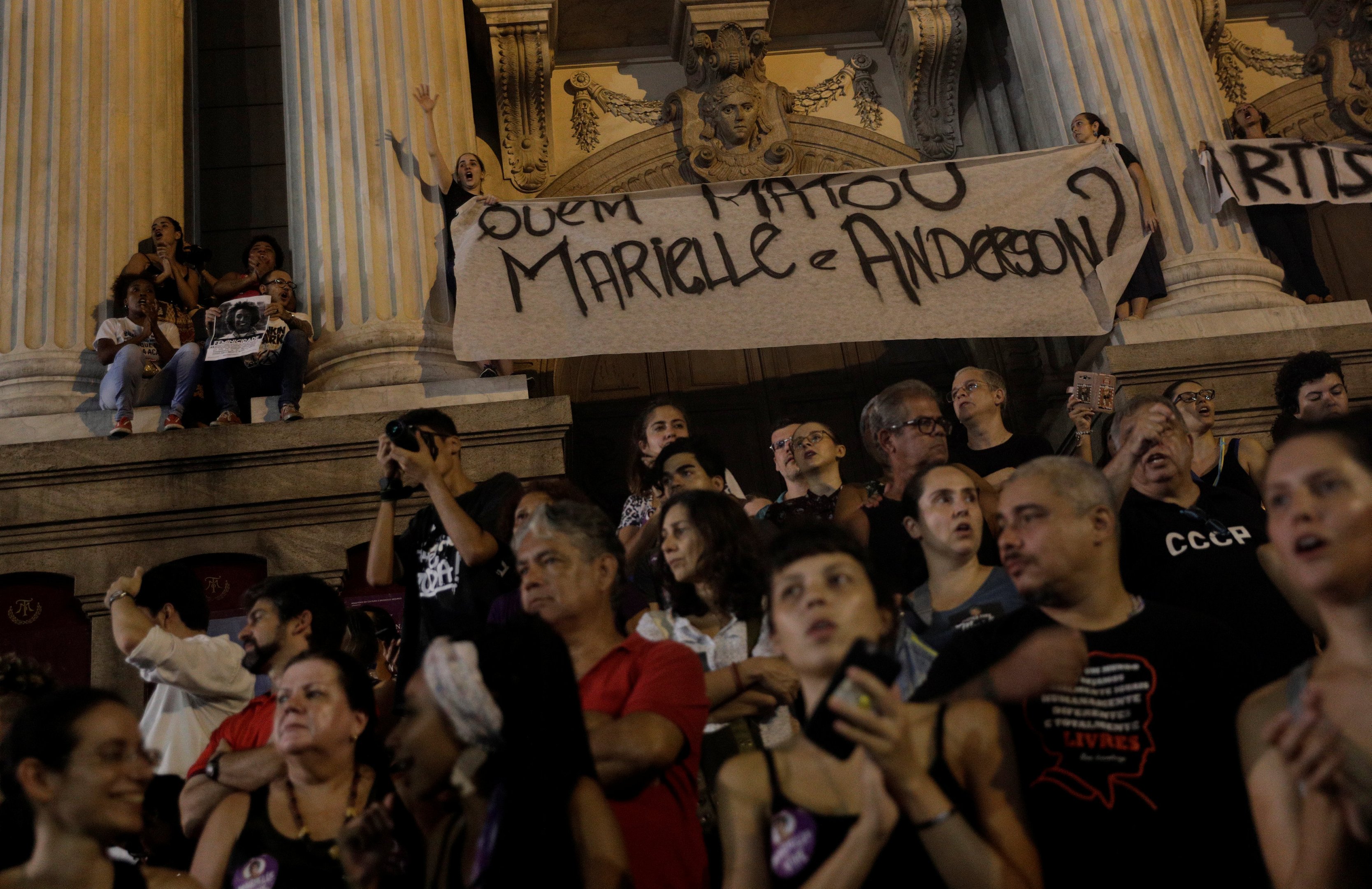 Ato por Marielle e Anderson reúne milhares no centro do Rio