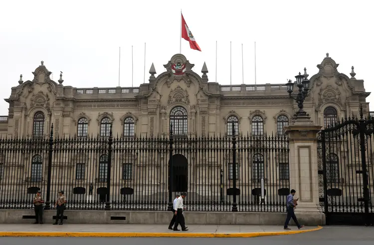 Palácio do Governo do Peru, em Lima: tremor durou 127 segundos e na capital Lima fez com que a população saísse de casa no meio da madrugada e apesar da chuva (Guadalupe Pardo/Reuters)