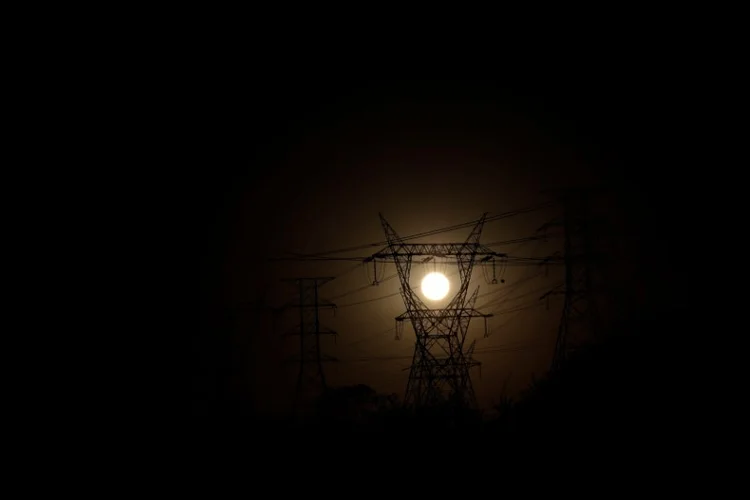 Apagão: sistema tem autorização para operar de forma comercial com 2 mil MW de energia (Ueslei Marcelino/Reuters)