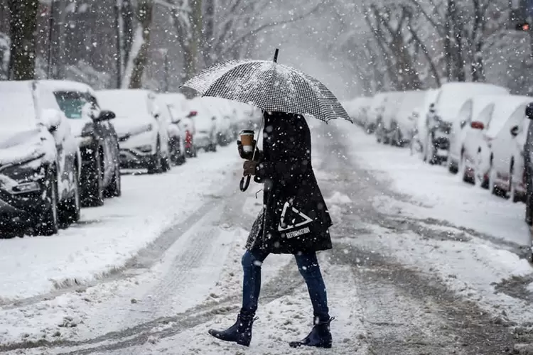 Nevasca nos Estados Unidos: quarta grande nevasca a atingir o leste dos Estados Unidos neste mês provocou uma precipitação de neve intensa na quarta-feira (Brendan McDermid/Reuters)