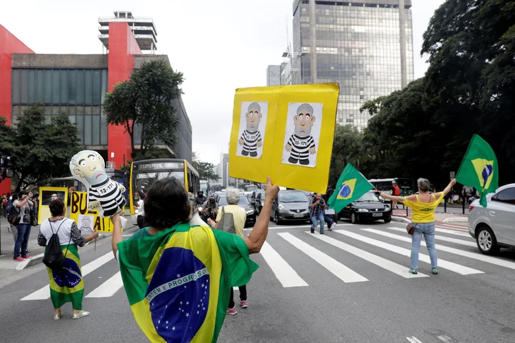 Manifestações: a palavra de ordem de ambos os grupos para os atos marcados é "ou você vai, ou ele volta" (Paulo Whitaker/Reuters)