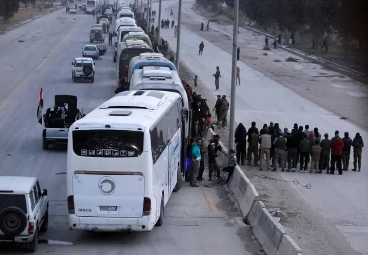 Síria: cerca de 1.500 pessoas, incluindo 400 combatentes, viajavam em 26 ônibus, segundo uma fonte militar (Omar Sanadiki/Reuters)
