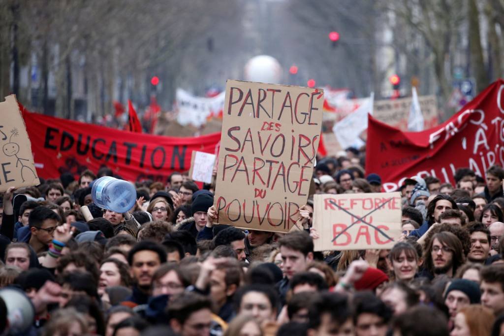 Trens e voos são paralisados em manifestações que desafiam Macron
