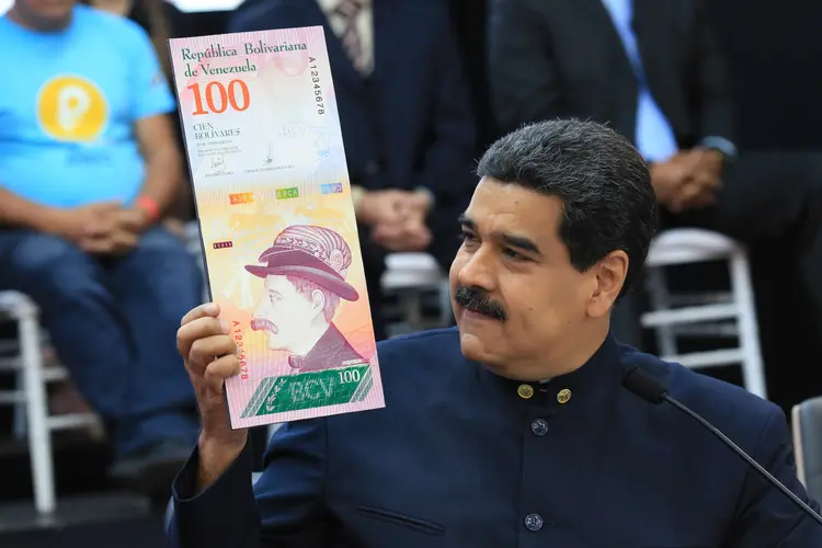 Presidente da Venezuela, Nicolás Maduro, com modelo de nova cédula, dia 22/03/2018 (Miraflores Palace/Reuters)