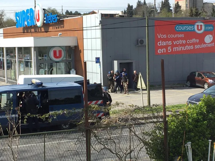 Apologia ao terrorismo: ex-candidato francês já foi condenado após comentar a morte do policial que trocou de lugar com refém (A TREBES/via REUTERS/Reuters)