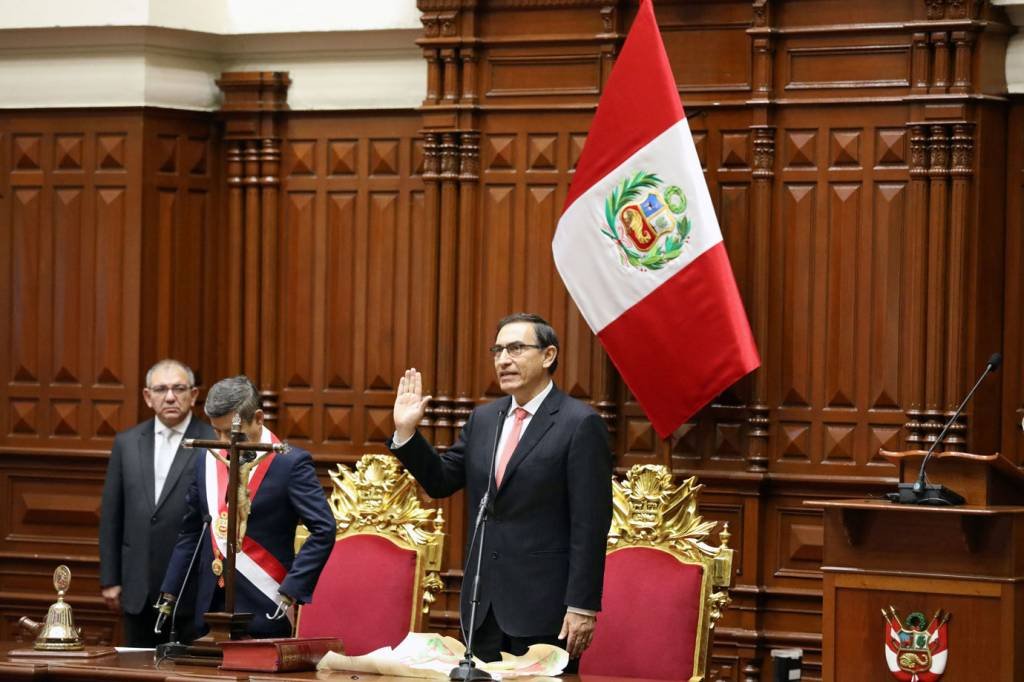 Martín Vizcarra toma posse como novo presidente do Peru