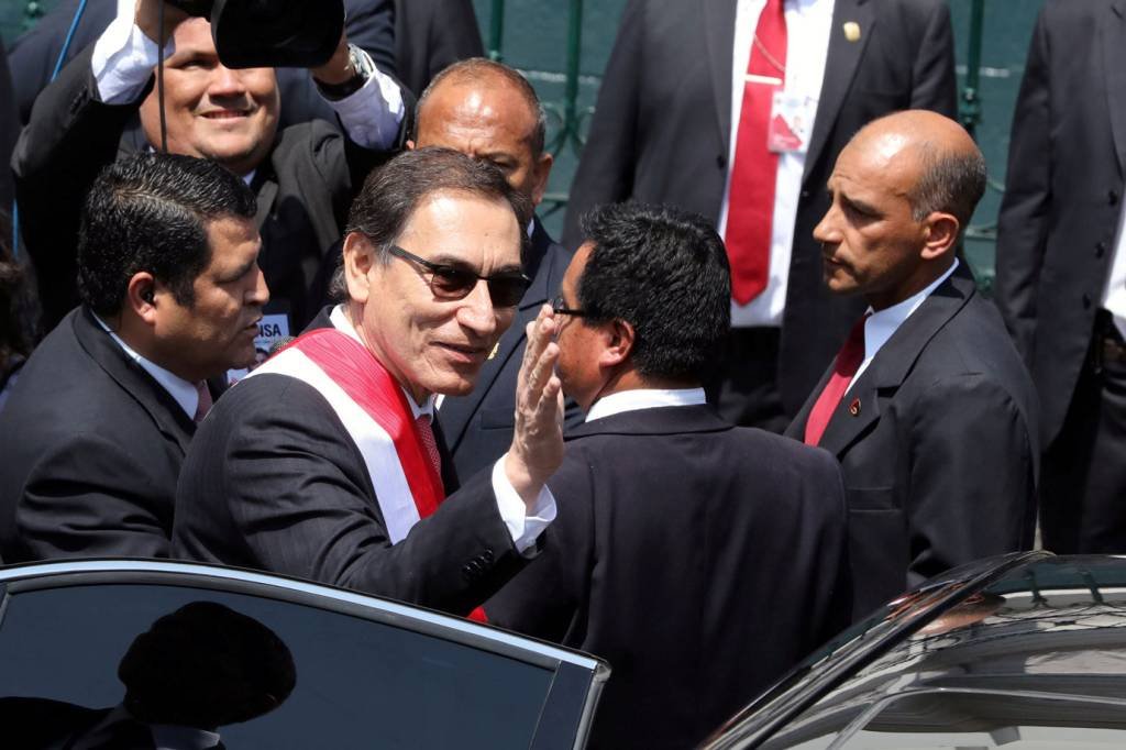 Vizcarra anuncia pacto social ao assumir presidência do Peru