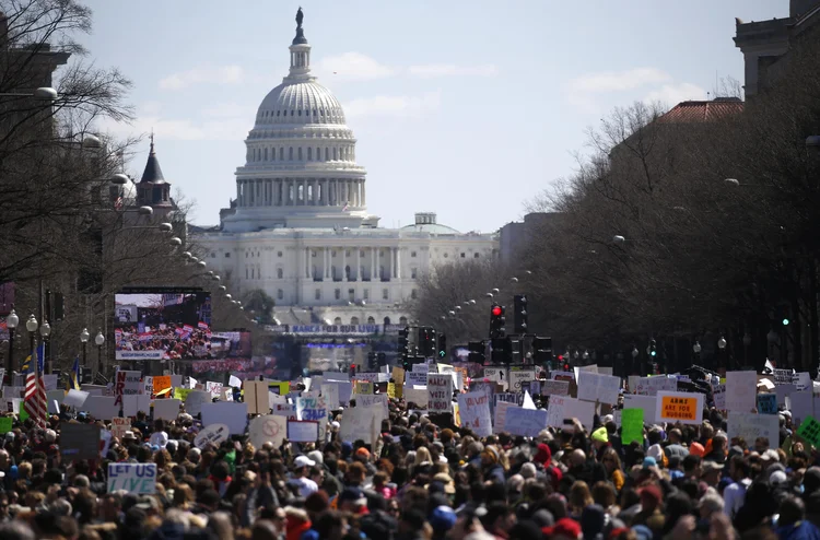 Protesto: pessoas pedem maior restrição ao acesso às armas em Washington, nos EUA (Leah Millis/Reuters)