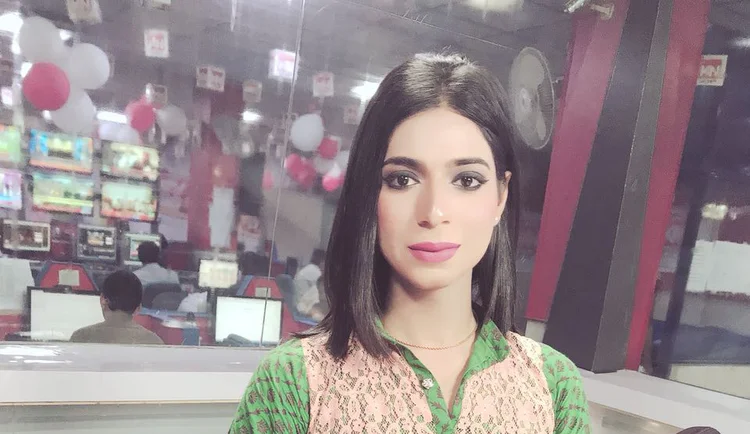 Marvia Malik no estúdio da TV Kohenoor (Zile Huma/Reuters)