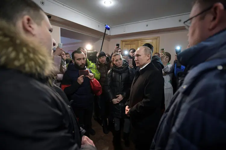 Vladimir Putin: presidente da Rússia visitou nesta terça-feira um shopping na região da Sibéria, atingido no fim de semana por um incêndio que matou 64 pessoas (Alexei Druzhinin/Reuters)