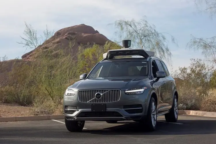 Veículo Volvo com direação autônoma, comprado por Uber, em um estacionamento no Arizona (EUA). 1/12/ 2017. REUTERS/Natalie Behring (Natalie Behring/Reuters)