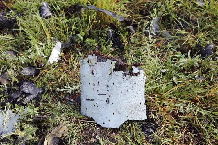 Destroços do drone israelense que caiu no Líbano (Hasan Shaaban/Reuters)