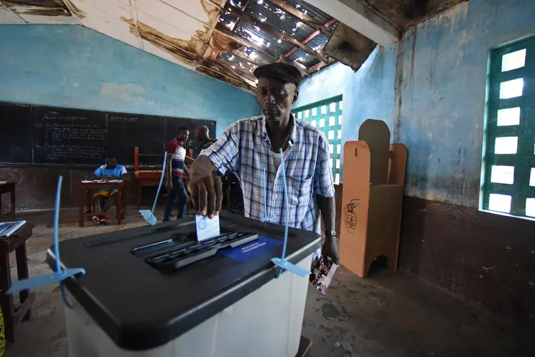 Homem registra seu voto em Serra Leoa (Olivia Acland/Reuters)