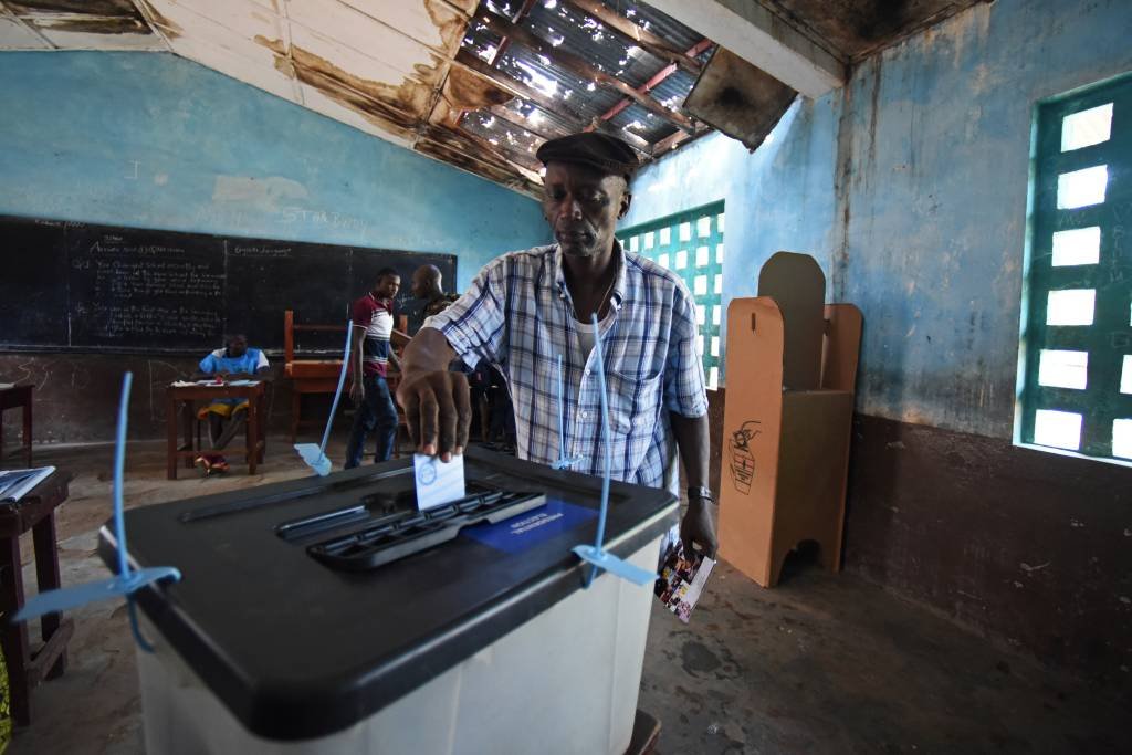 Colégios eleitorais são abertos em Serra Leoa para eleições presidenciais