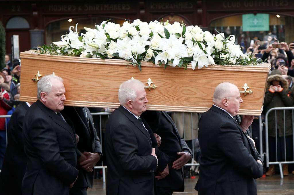 Amigos, familiares e público se juntam em funeral de Stephen Hawking