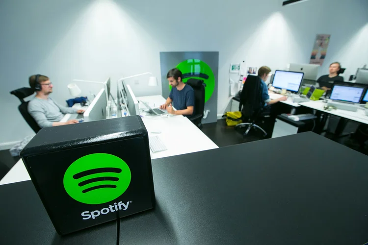 Spotify: empresa tinha 157 milhões de usuários ativos em 31 de dezembro, dos quais cerca de 71 milhões eram assinantes pagos (Krisztian Bocsi/Bloomberg)