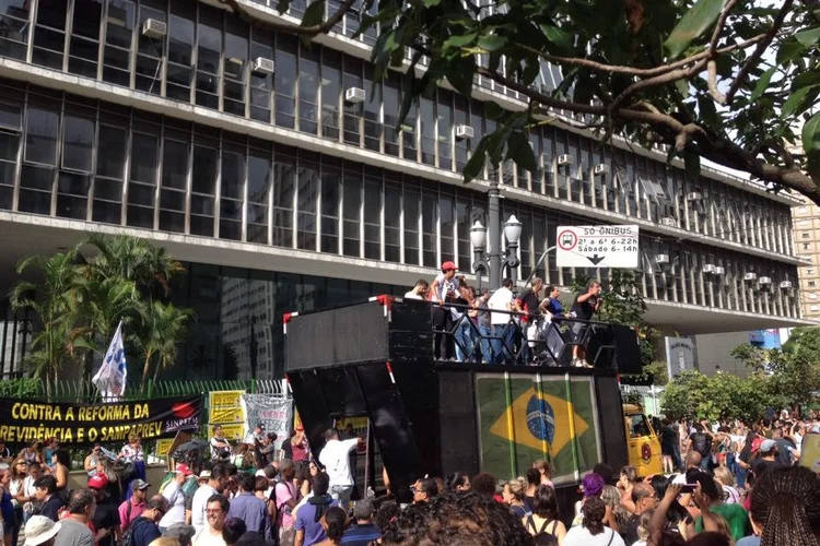 Manifestação de professores e servidores em frente à Câmara de Vereadores de São Paulo em 14/03/2018 (Clara Cerioni/Site Exame)