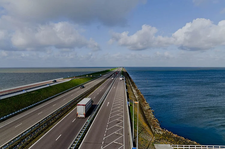 DIQUE NA HOLANDA: mar de um lado e um grande lago de água doce do outro (Elm3r/Flickr)