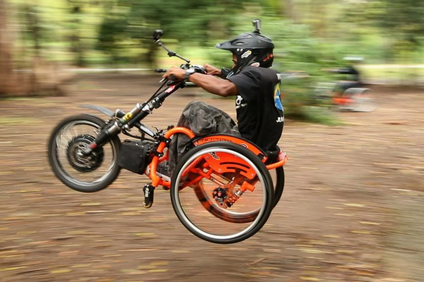 Empresa transforma cadeiras de rodas em triciclos motorizados