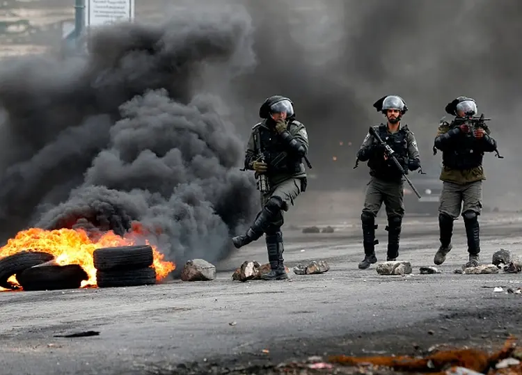 Conflito na Faixa de Gaza: soldados israelenses em meio a confronto durante protesto no Dia da Terra
 (BBAS MOMANI/AFP/Getty Images/Getty Images)
