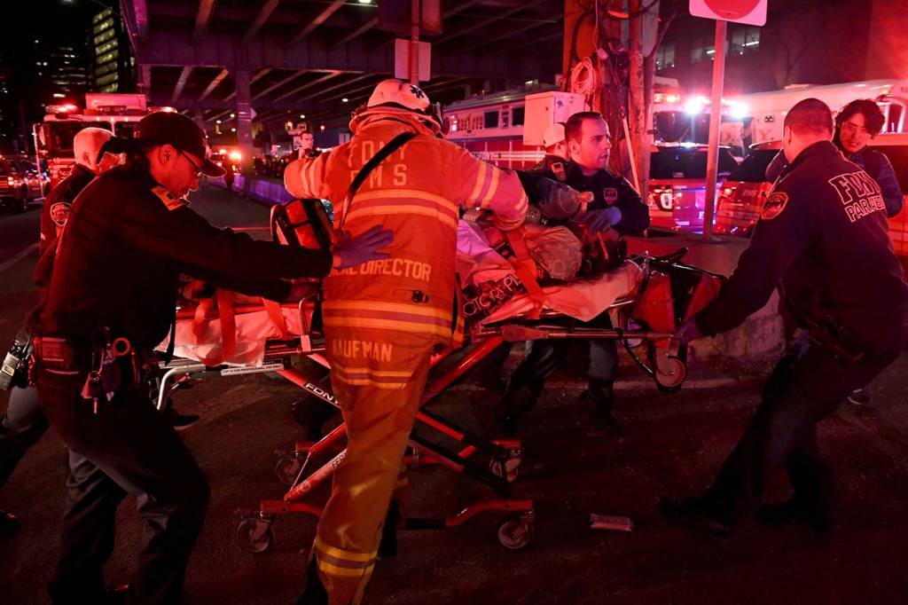 Morrem os 3 feridos resgatados após acidente de helicóptero em NY