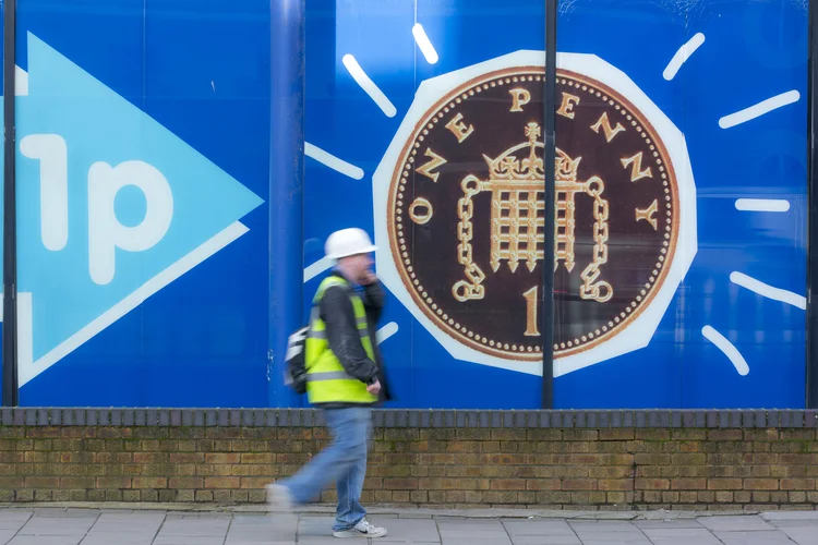 Cartaz com ilustração da moeda de 1 centavo da libra esterlina (1 penny) (Jason Alden/Bloomberg)