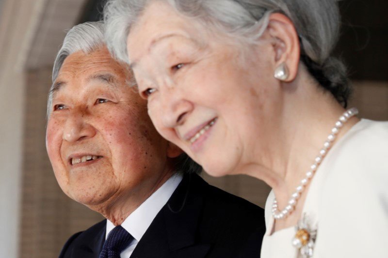 Antes de abdicar, imperador japonês visita Okinawa