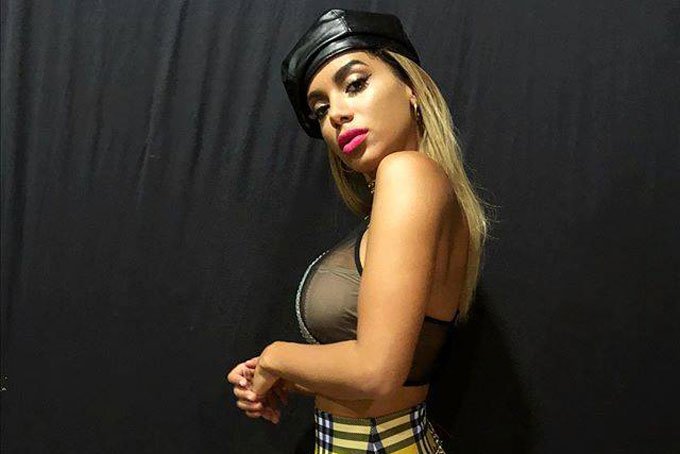 Anitta faz transmissão ao vivo de sua casa para divulgar novo clipe