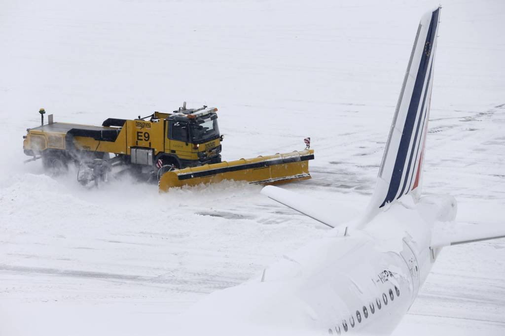Tempestade de neve cancela mais de 300 voos em Londres