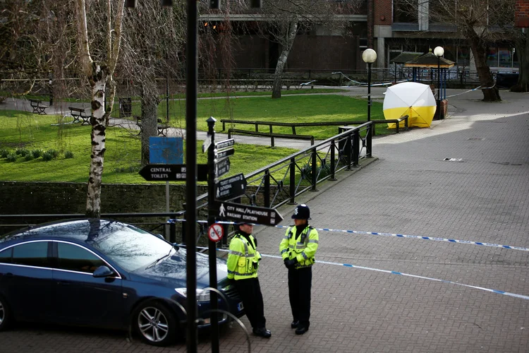 Caso Skripal: policiais protegem local no qual ex-agente Sergei Skripal foi encontrado (Henry Nicholls/Reuters)