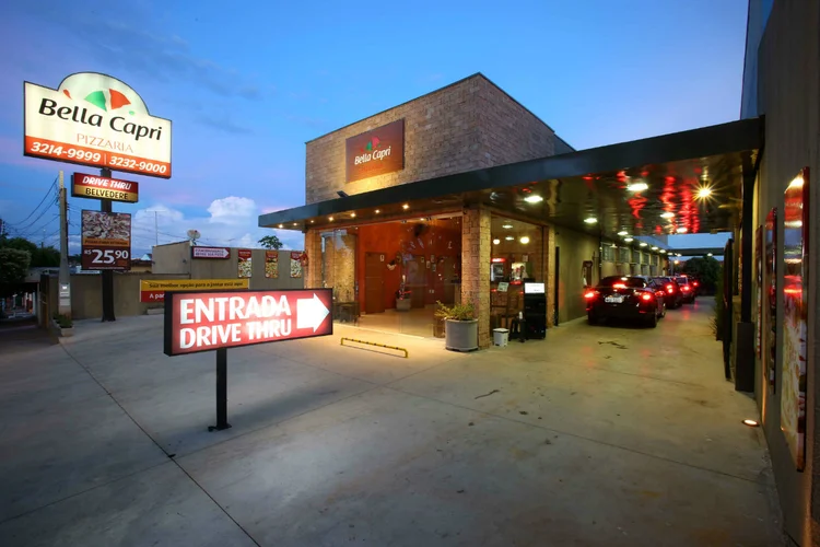 Drive-thru em uma pizzaria da rede Bella Capri: negócio começou em 1998, como uma pizzaria tradicional (Bella Capri/Divulgação)