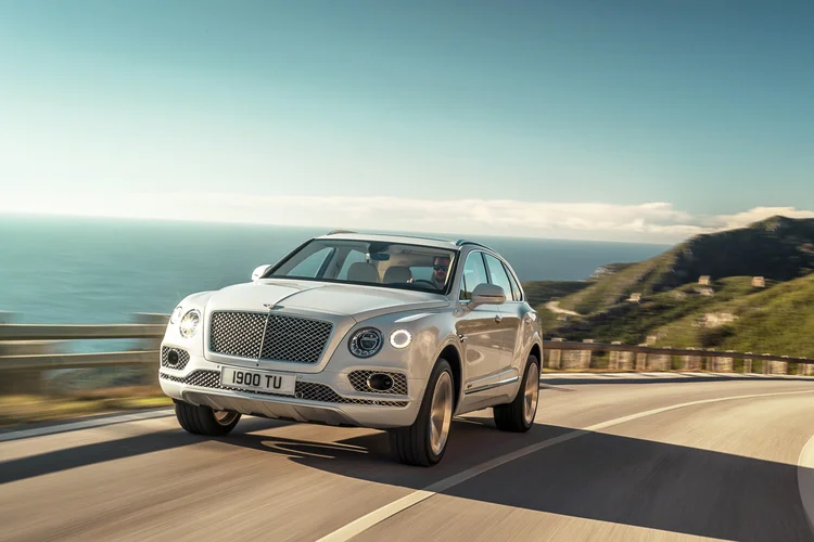 Bentley Bentayga híbrido conta com duas fontes de energia, um motor de combustão V6 de 3 litros e um motor elétrico (Bentley/Divulgação)