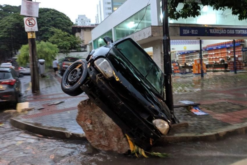 Chuva de 20 minutos provoca caos em vários bairros de BH