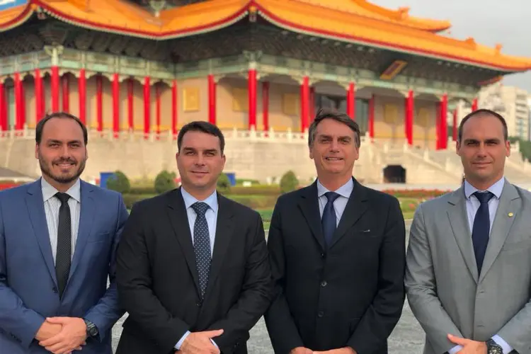 Clã Bolsonaro: (da esquerda para direita) Carlos, Flávio, Jair e Eduardo posam para foto em Taiwan  (Facebook/Divulgação)