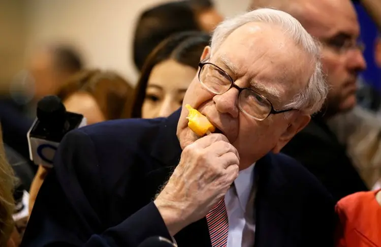 Buffett aprecia um sorvete durante o encontro anual da Berkshire. (Rick Wilking/ Reuters/Reuters)
