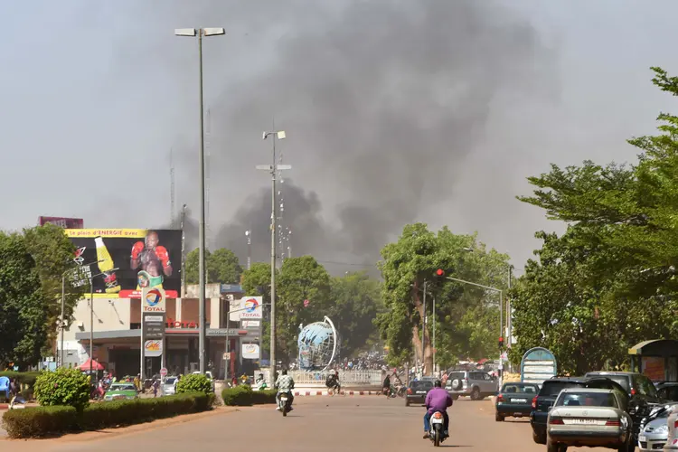 Ataques em Ouagadogou: prédios oficiais no centro da capital de Burkina Faso estão sob ataque (Anne Mimault/Reuters)