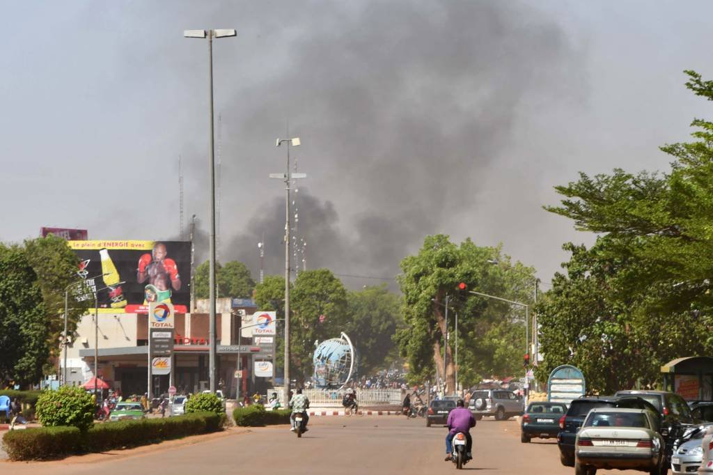 Prédios oficiais na capital de Burkina Faso estão sob ataque