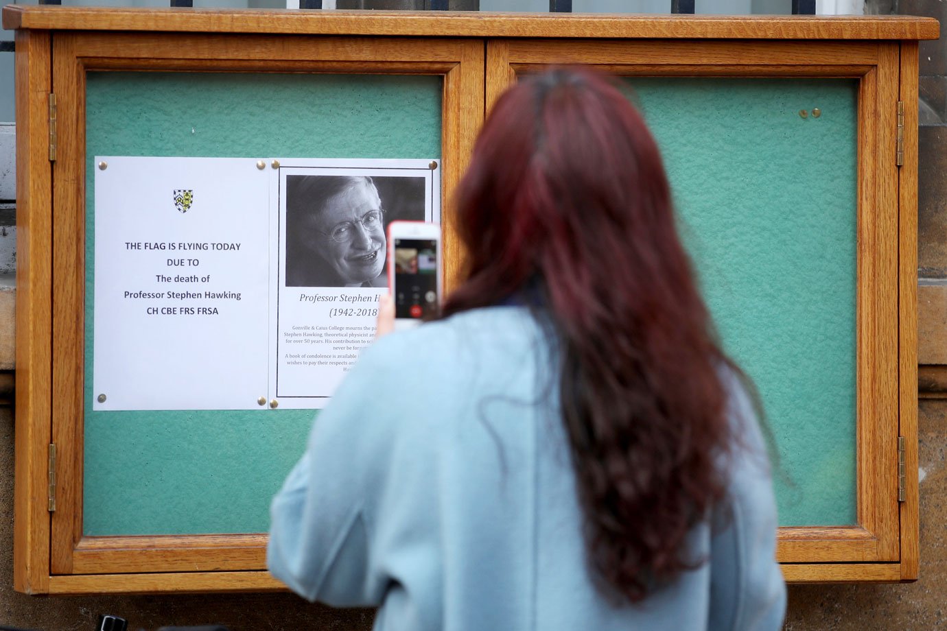 Universidade de Cambridge homenageia Stephen Hawking