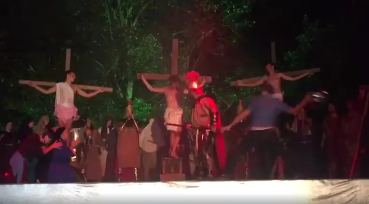 Homem invade palco e agride ator para salvar "Jesus" (Fernando Pereira/Facebook/Reprodução)