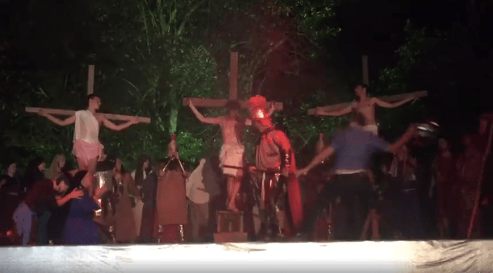 Homem invade palco e dá golpe de capacete em ator para salvar 'Jesus'