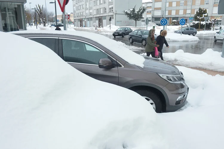 Neve: 1.700 motoristas passaram a noite bloqueados em estradas ou acolhidos nos 32 centros abertos pelas autoridades (Vincent West/Reuters)