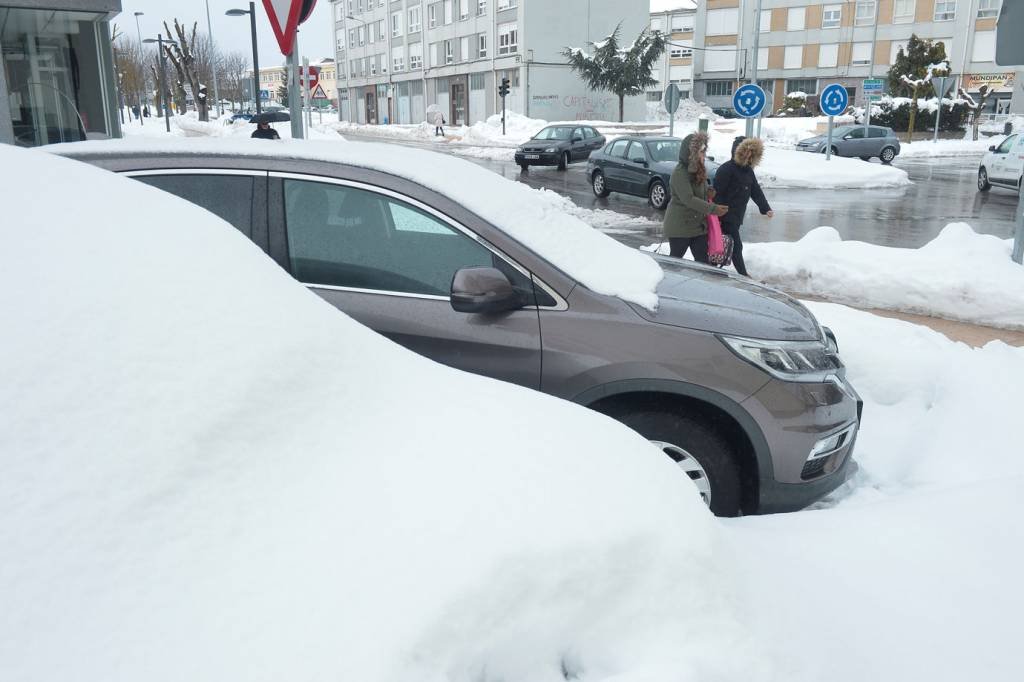 Nevasca deixa centenas de motoristas presos em estradas na França